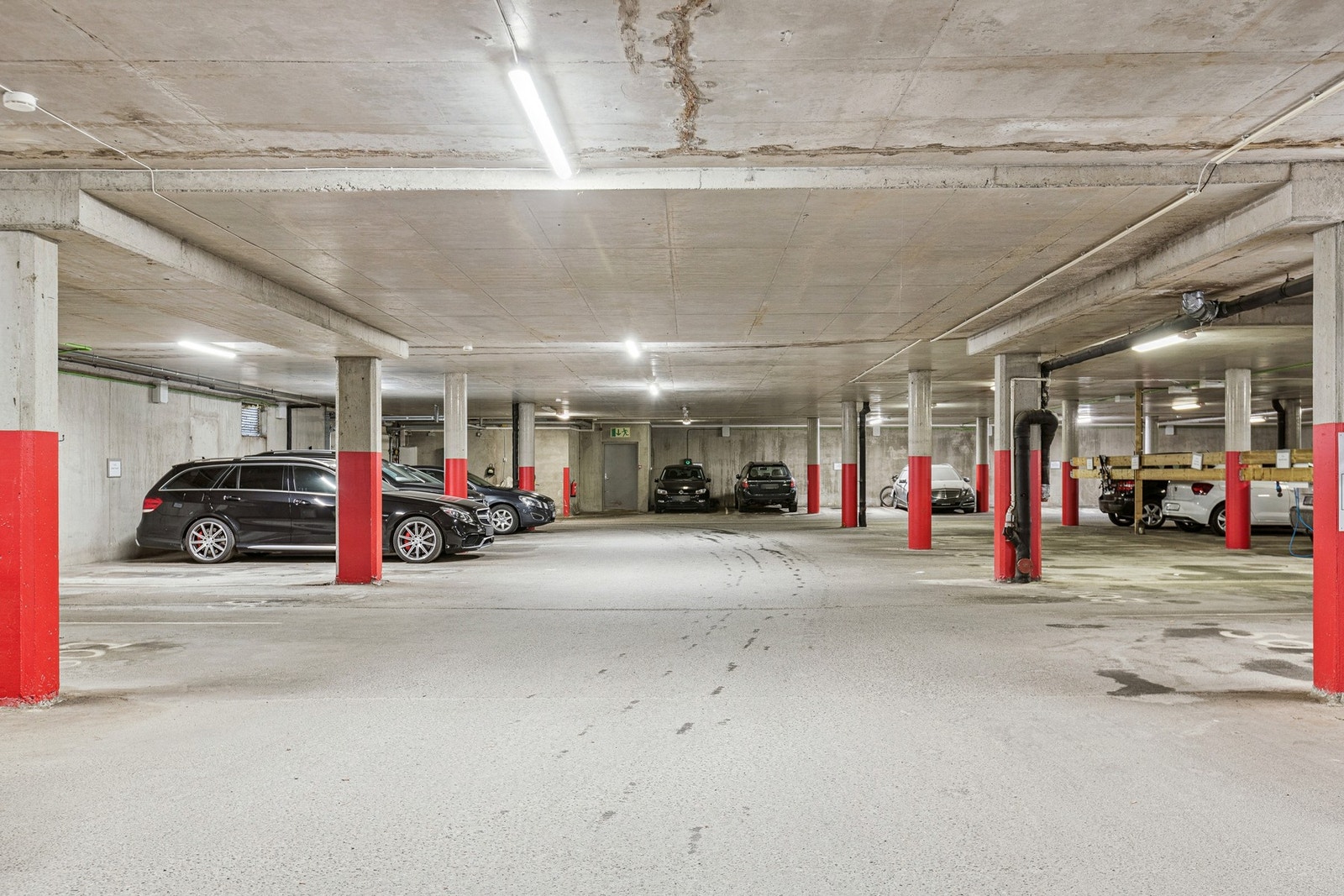 Følger en p-plass i lukket parkeringskjeller med leiligheten. Galleribilde