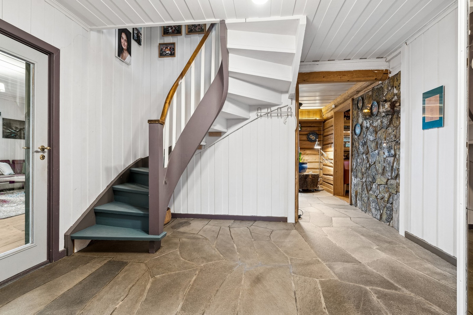 Hovedbygning: Vi ønskes velkommen inn i en romslig hall med skifer på gulv. Galleribilde