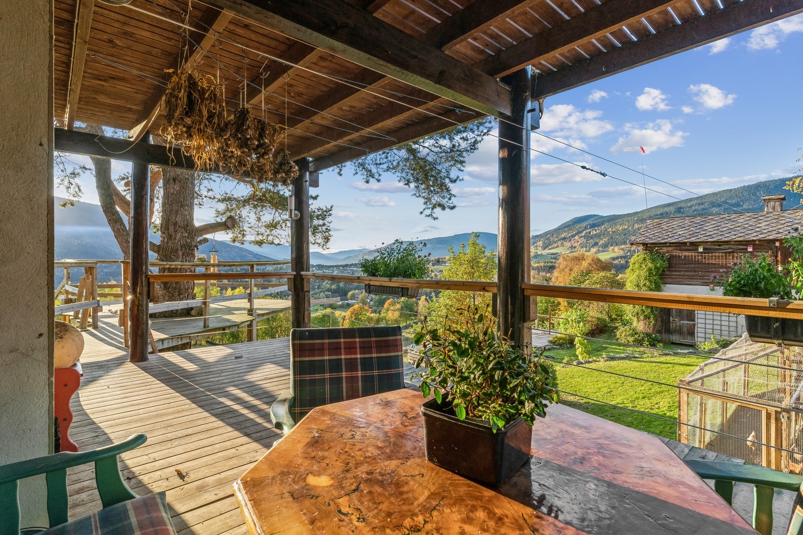 Hovedbygningen: Verandaen i 1. etasje - se utsikten! Galleribilde