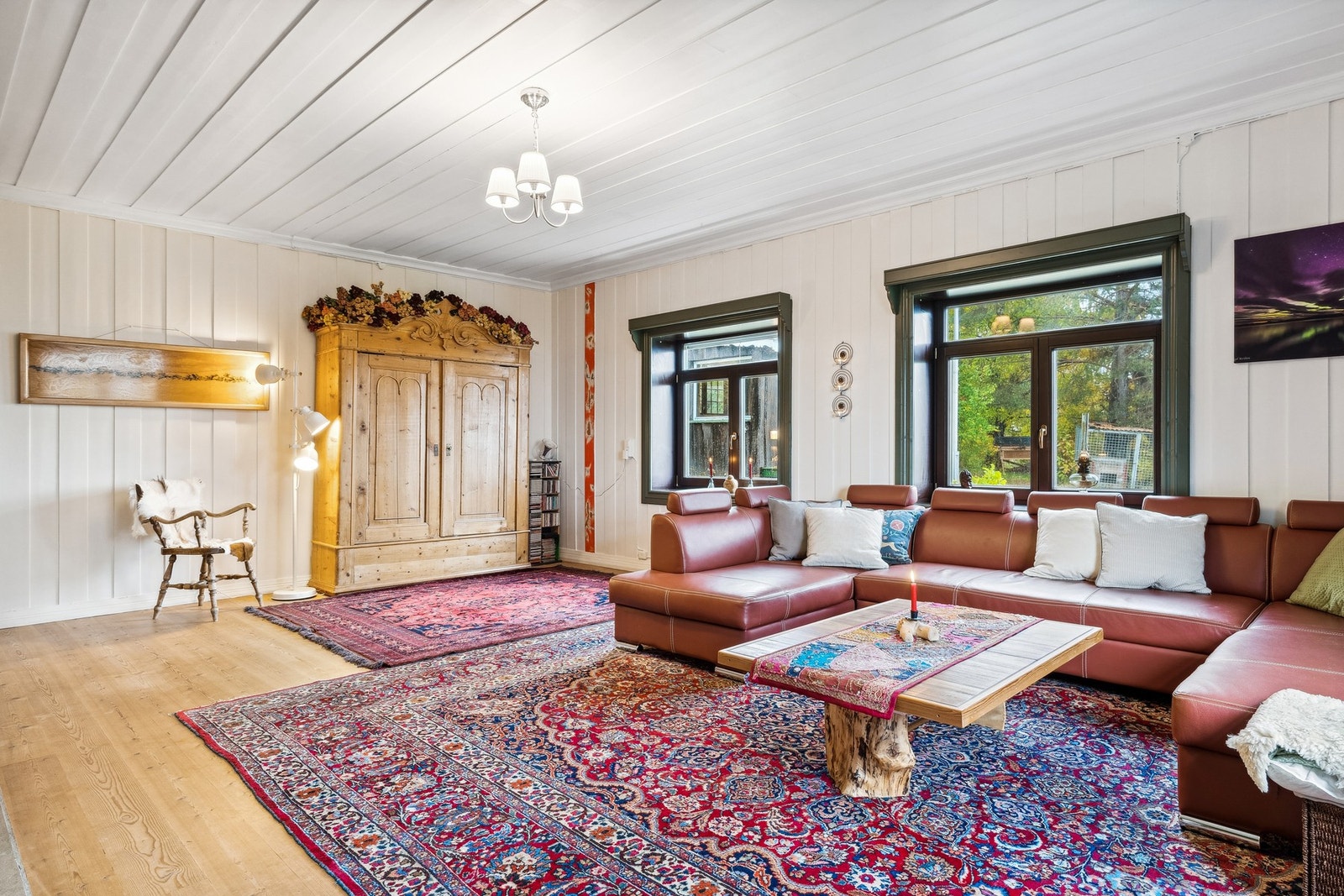 Hovedbygning: Stuen, med nye vinduer montert i 2017. Galleribilde