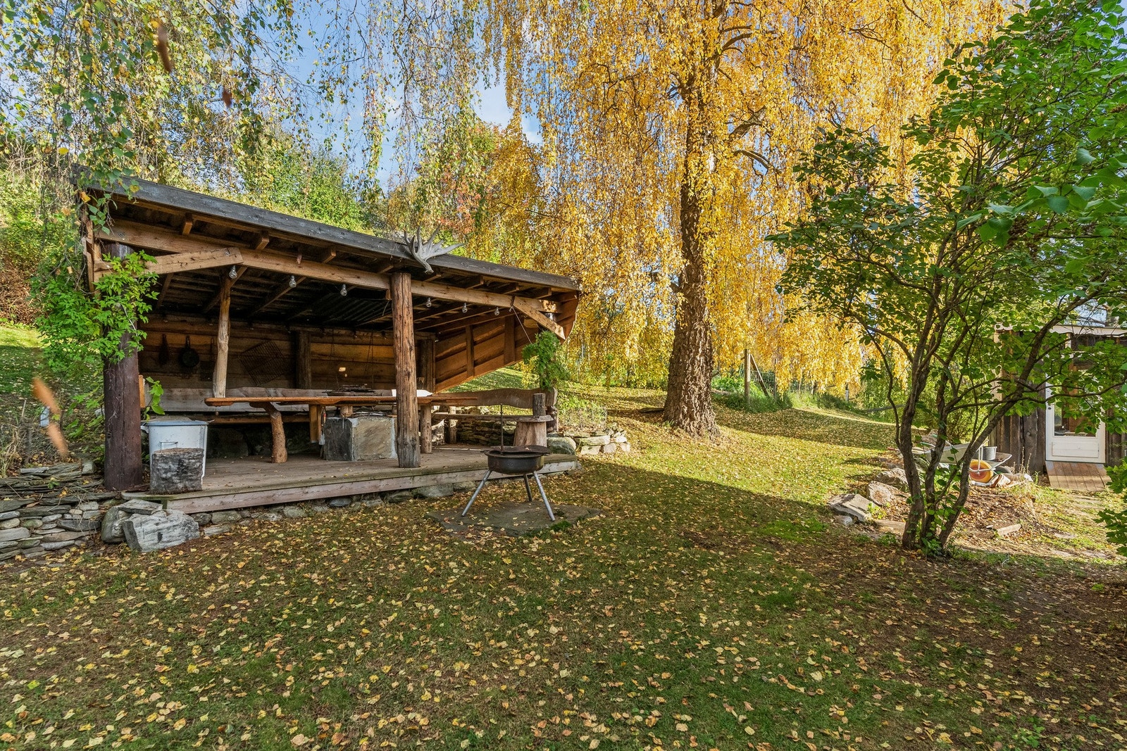 Gapahuk med grillplass - her kan man nyte livet og utsikten. Galleribilde