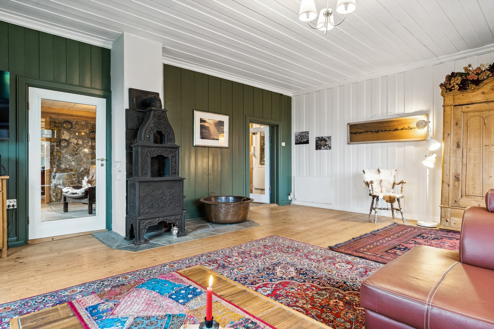 Hovedbygning: Stuen. Som øvrige deler av hovedhuset er den gamle, lune stilen godt ivaretatt. Galleribilde