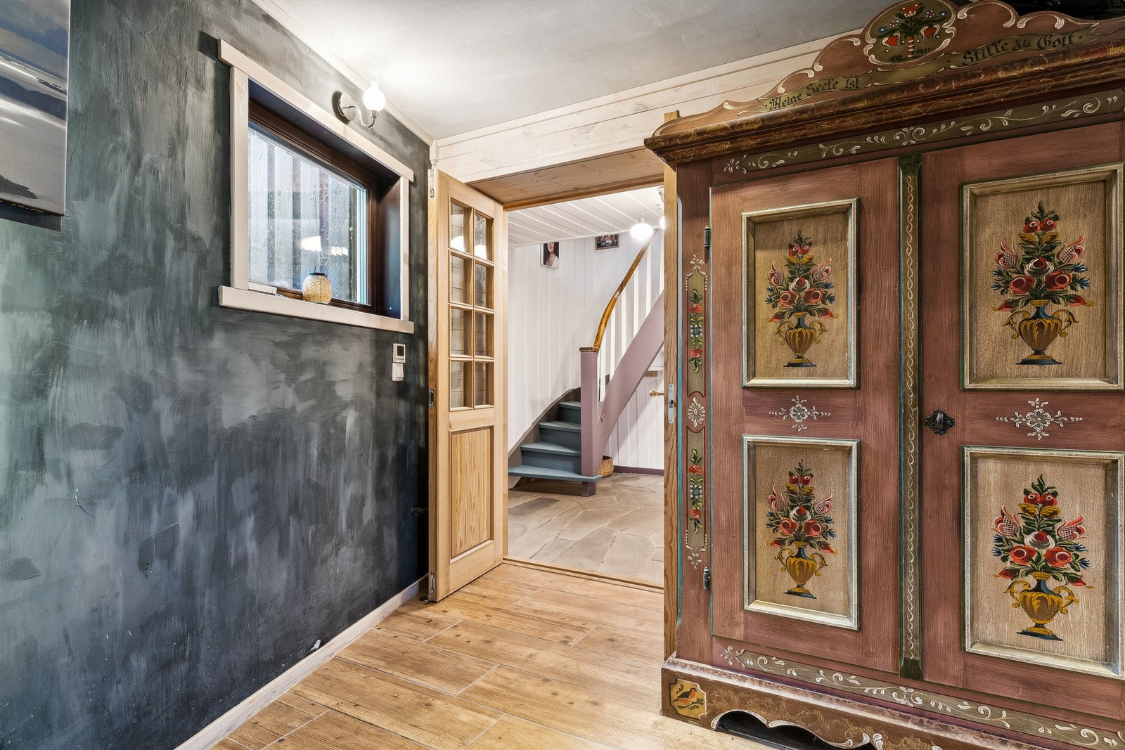 Hovedbygningen: Velkommen inn i en romslig entré. Galleribilde