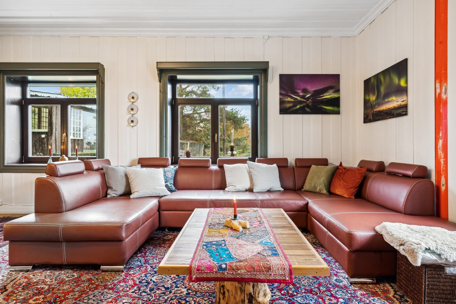 Vegg-i-vegg ligger peisestuen/bibliotek med en stilig peis
og plass til sittegruppe Galleribilde