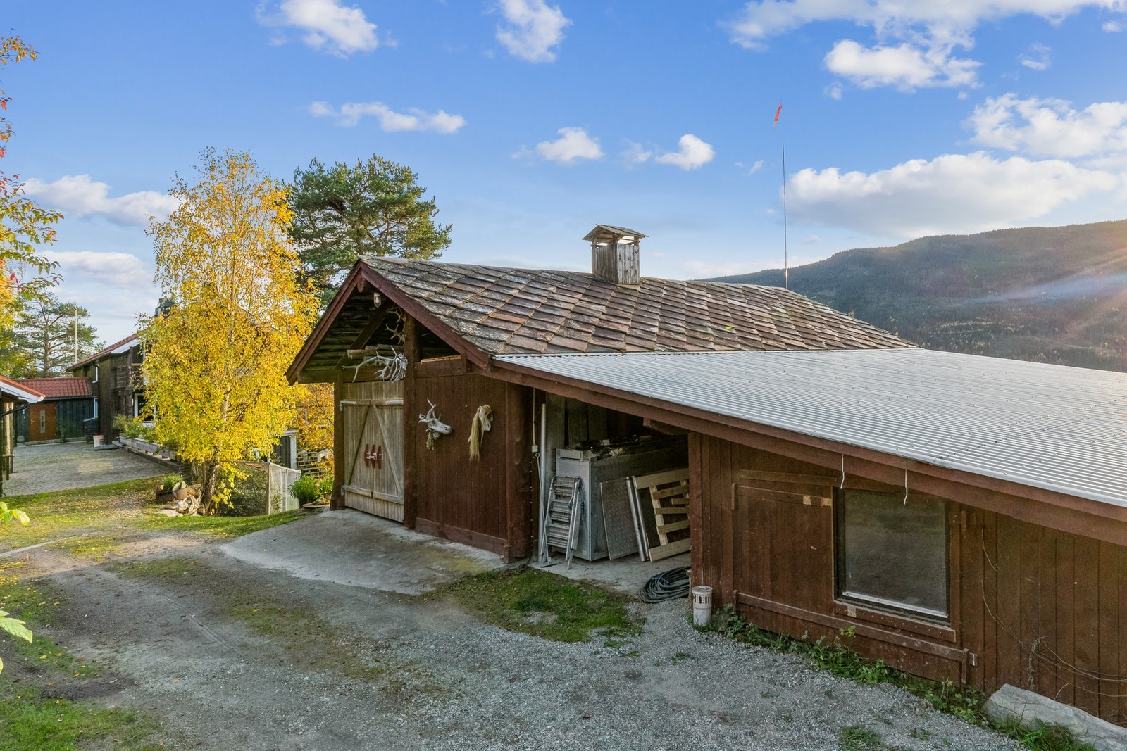 I tillegg består eiendommen
av et koselig, innredet anneks som blir et flott tilskudd til
hovedhuset, låve/fjøs, snekkerverksted, lysthus, gapahuk og
drivhus. Galleribilde