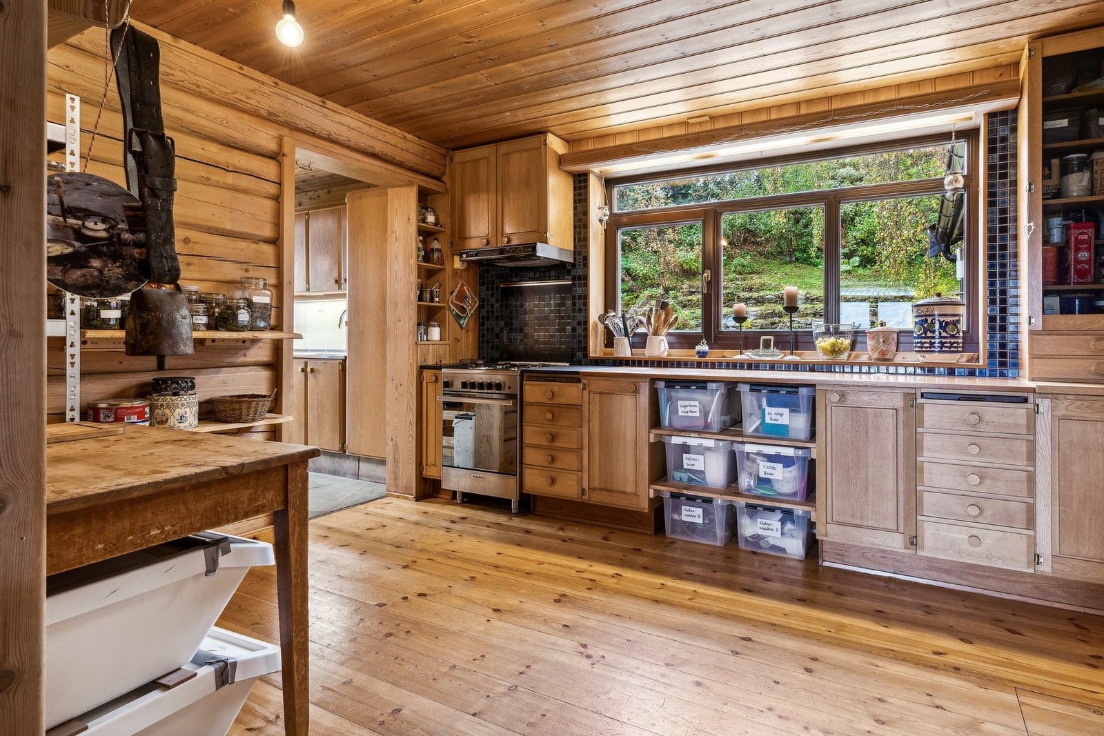 Hovedbygningen: Kjøkkenet. I rommet ved siden av er det også et grovkjøkken/vaskerom. Galleribilde