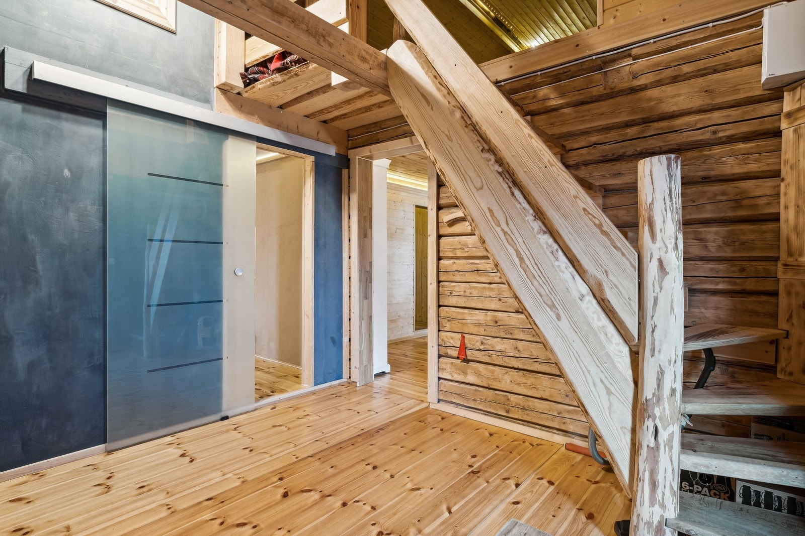 Annekset: Entré og trappeløp opp til hemsen. Galleribilde