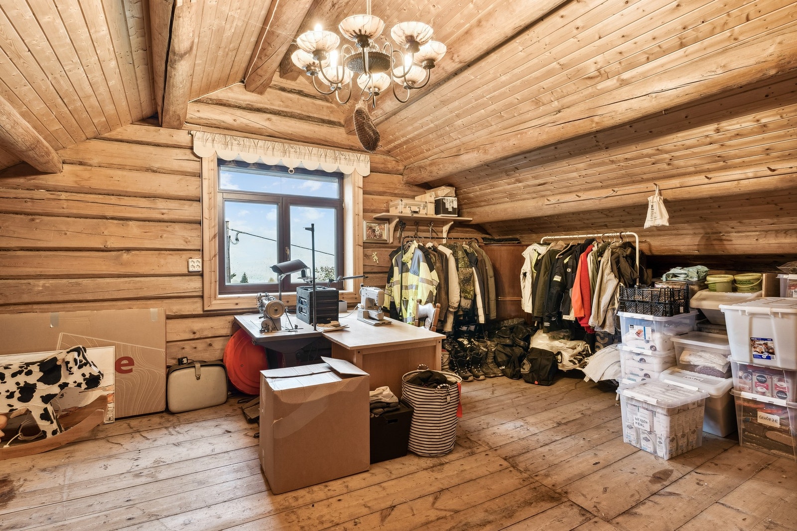 Hovedbygningen: Hobbyrommet i 2. etasje. Dette rommet var tidligere en skolestue, så her er det mye historie i
veggene Galleribilde