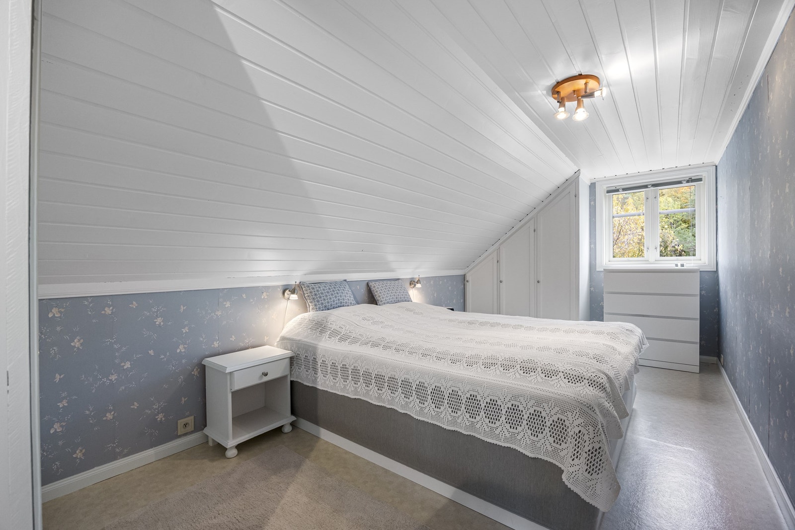 1 av 3 soverom i loftsetasjen. Galleribilde