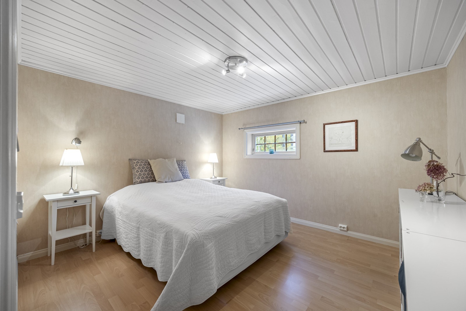 Dette rommet kan lovlig brukes som bod, men det er ikke omsøkt til soverom, selv om innredningen tilsier det. Vindu må også godkjennes mtp. rømningsvei for lovlig bruk som soverom. Galleribilde