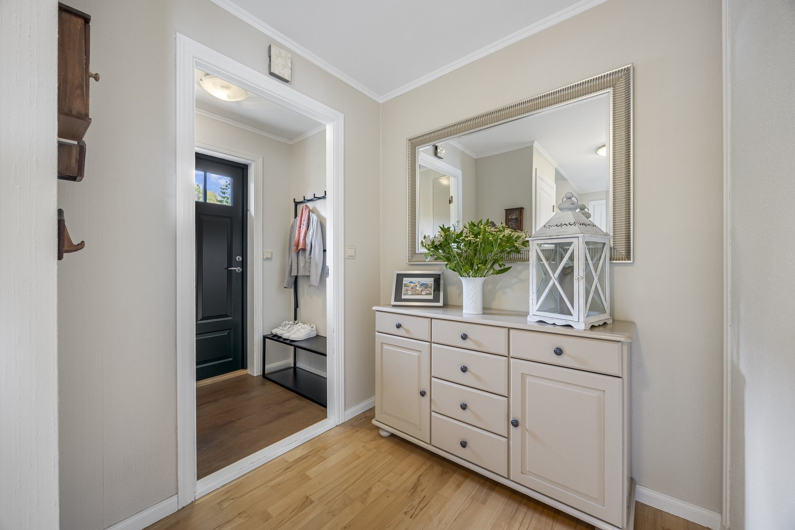 Gang/entré i lyse farger. Galleribilde