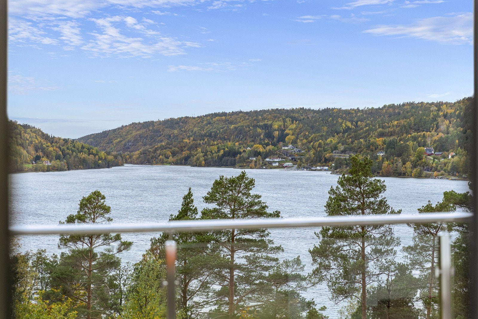 Sola skinner på eiendommen fra tidlig morgen til ca. kl. 21:30 midtsommers. Galleribilde