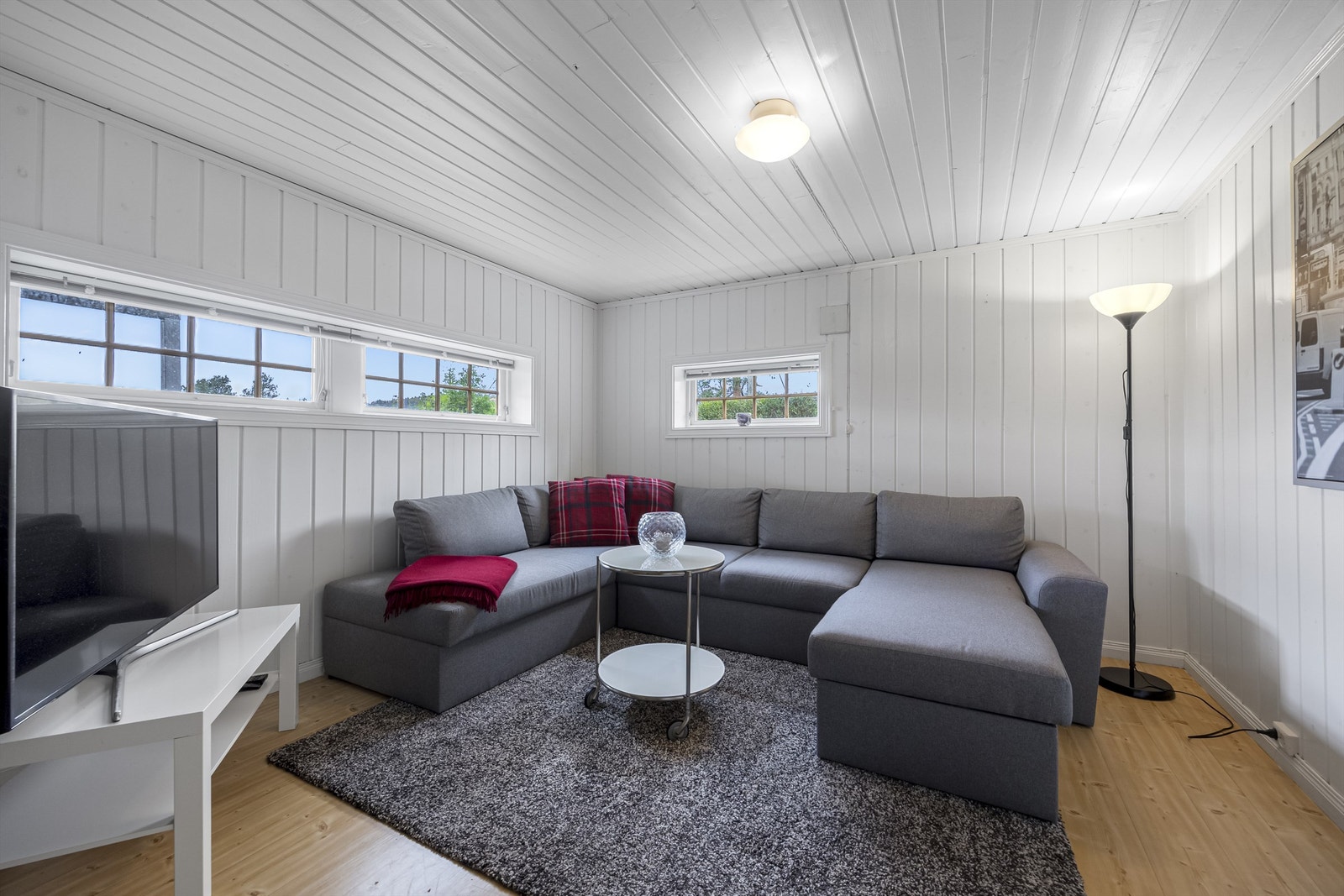 "Stue" i underetasjen. Dette rommet er godkjent som bod i opprinnelige tegninger. Det må søkes bruksendring for lovlig bruk av rommet som stue. Galleribilde