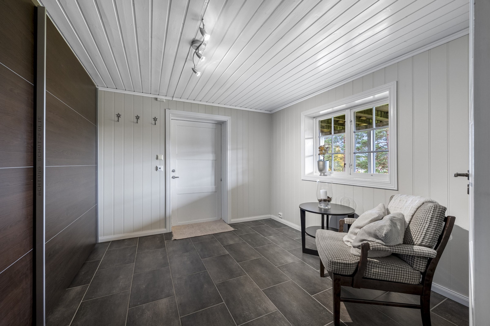 Gang i kjelleretasje innredet med skyvedørsgarderober. Varmekabler i gulv. Rommet er ikke godkjent til varig opphold. Galleribilde