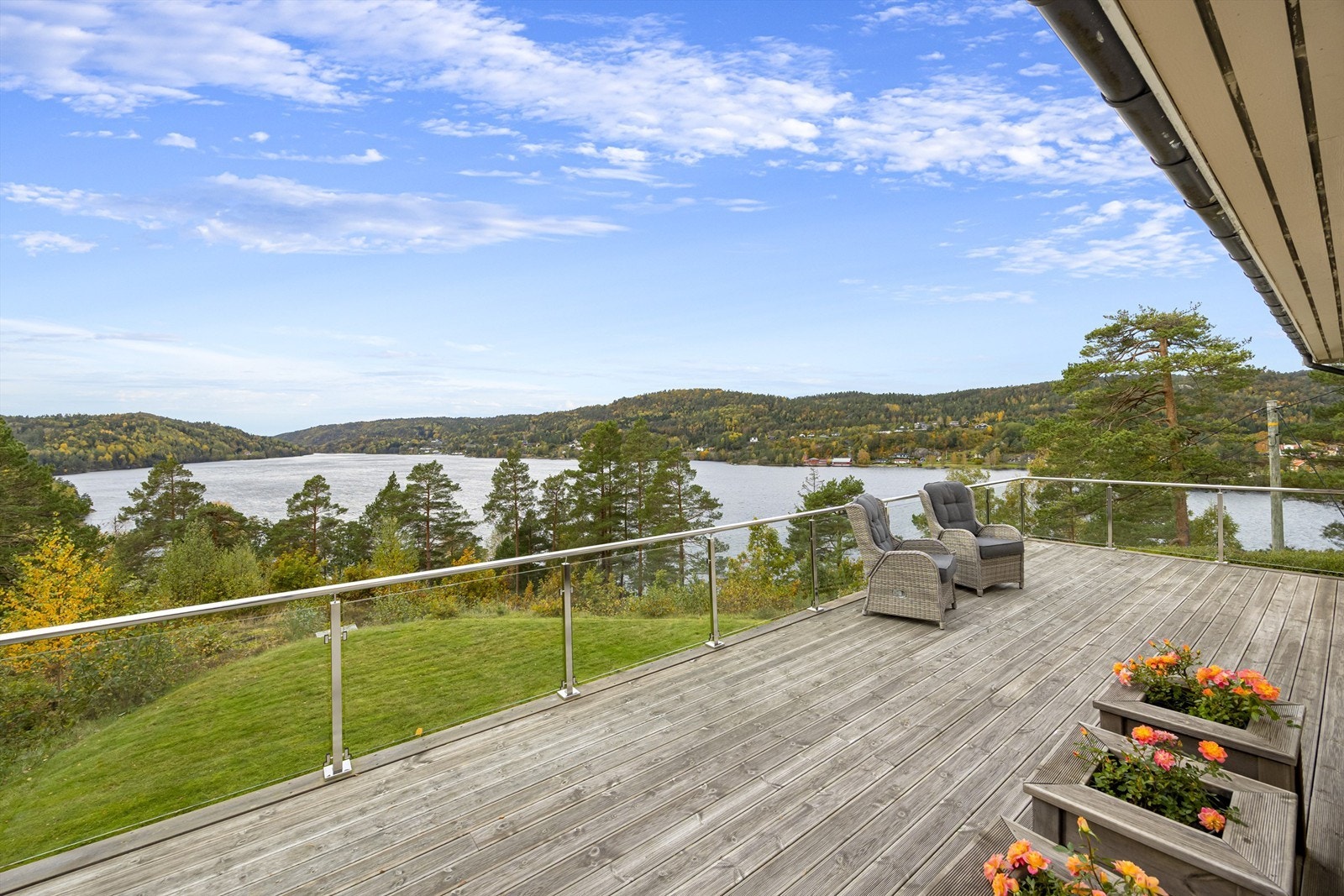 Terrasse fra 2018 med glassrekkverk. Sjekk utsikten! Galleribilde