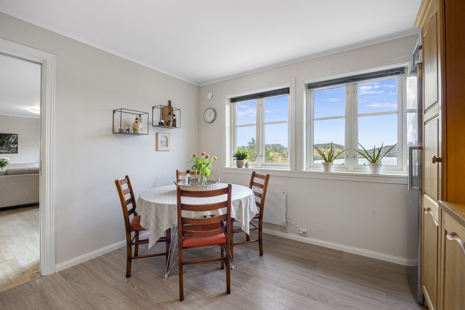 Det er skyvedører inn til kjøkkenet. Galleribilde