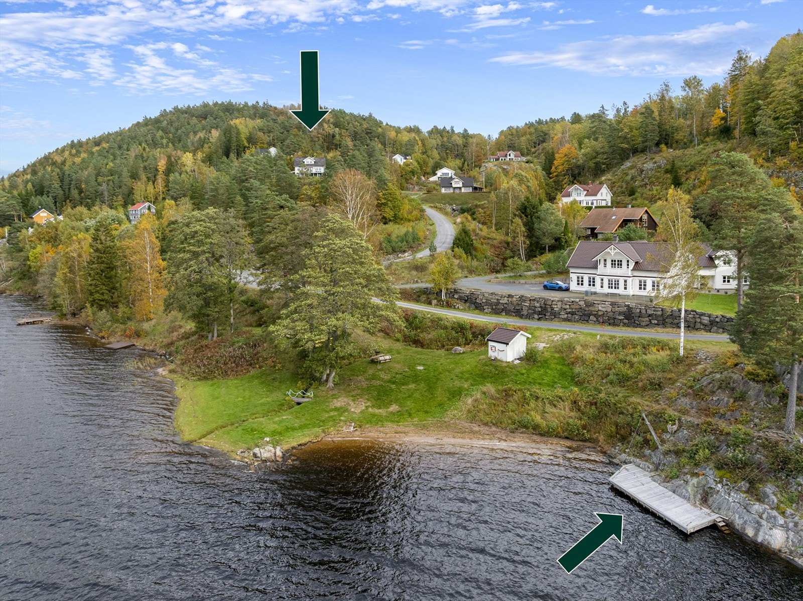 Bryggen ligger ca. 250 meter fra huset i gangavstand. Det er skriftlig bruksrett på denne etter avtale med grunneier. Galleribilde