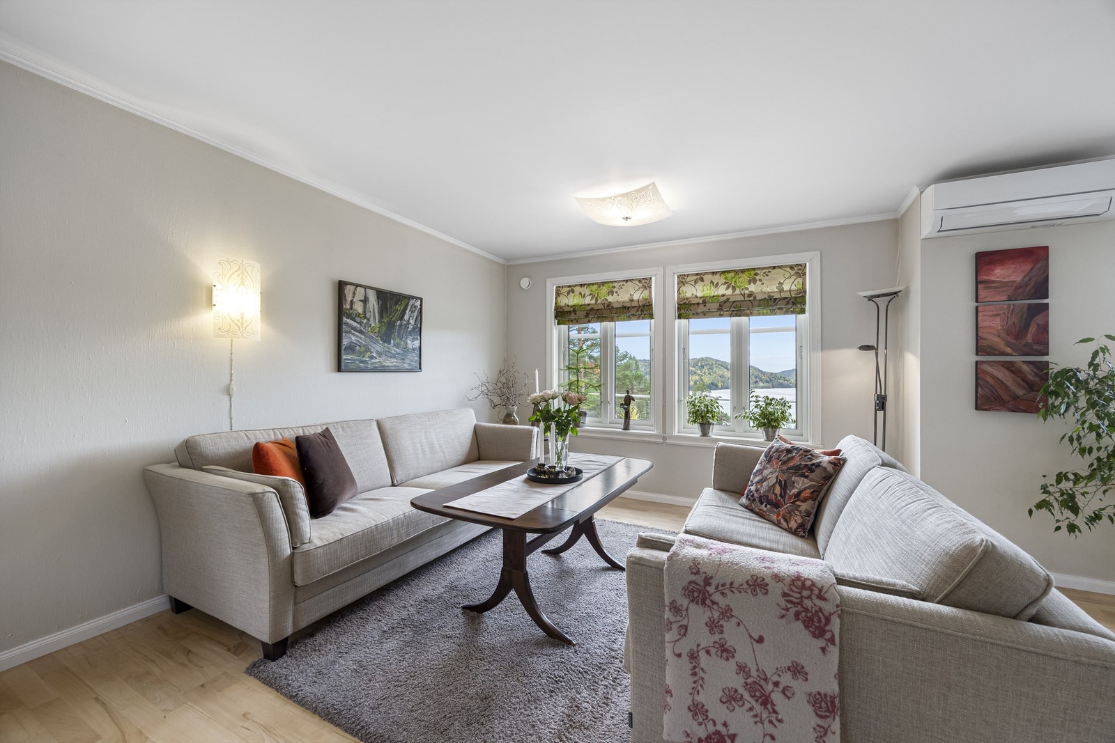 Det er vakker utsikt fra flere vinduer. Flere vinduer er skiftet ut i nyere tid. Galleribilde