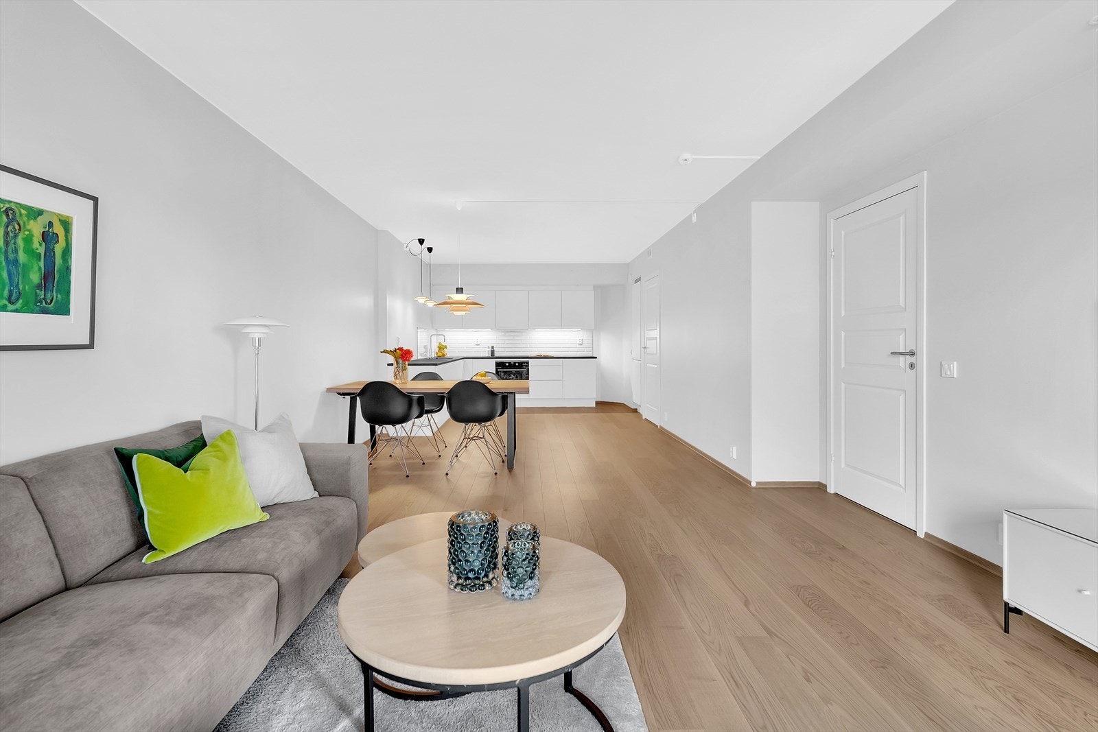 Stue og kjøkken i åpen løsning. Galleribilde