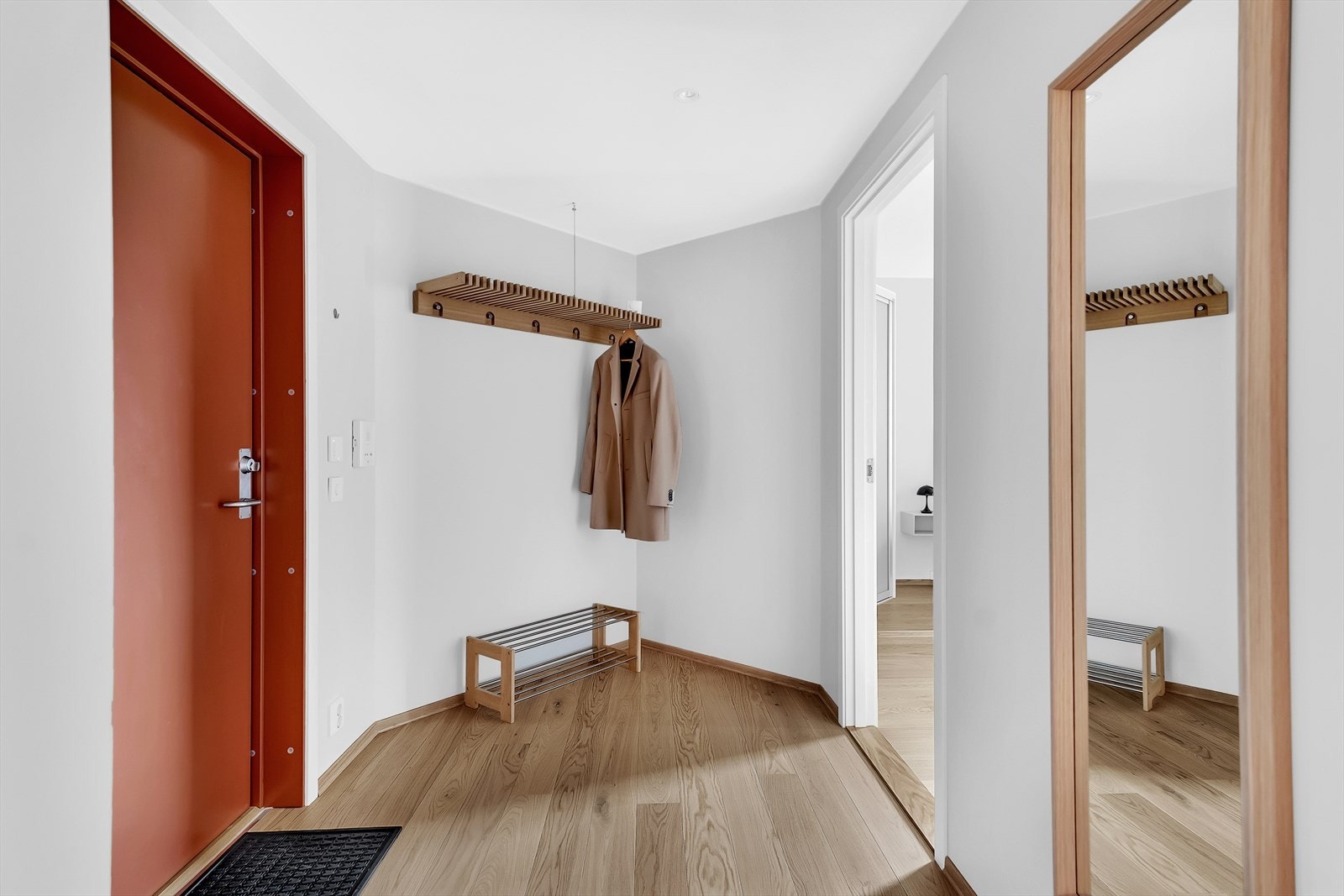 Entre med plass til garderobe/oppbevaring. Galleribilde