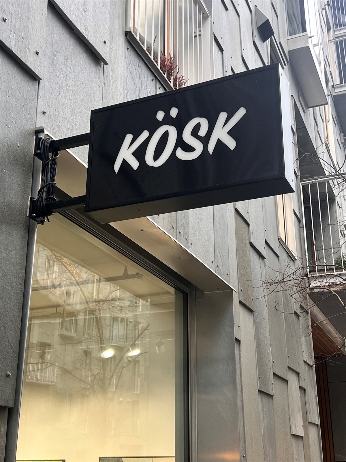 I samme gate finner du KÖSK, et galleri for ung norsk samtidskunst. KÖSK ønsker å gi norske, profesjonelle kunstnere i etableringsfasen en formidlingsplattform og gode vilkår for kunstproduksjon. Galleribilde