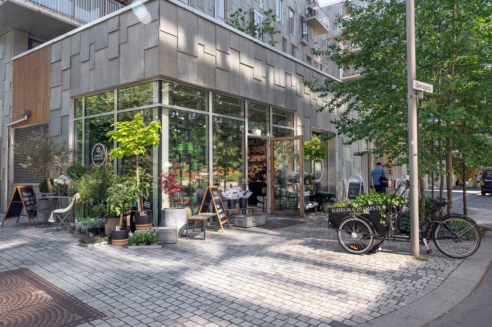 Bjørvika Blomster er en uavhengig og personlig blomsterbutikk i hjertet av Oslobukta. For deg som setter pris på vakre blomster og planter, og liker å spre glede. Galleribilde