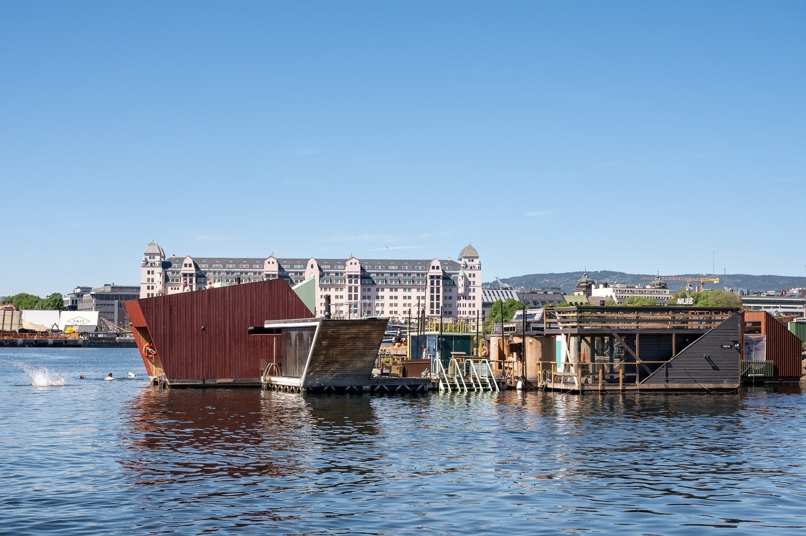 Oslo Badstueforening har flere flotte saunaer kun et par minutters gange fra leiligheten. Her er det åpent for alle, enten du er medlem eller kun ønsker å teste vannet og badstuelivet. Galleribilde