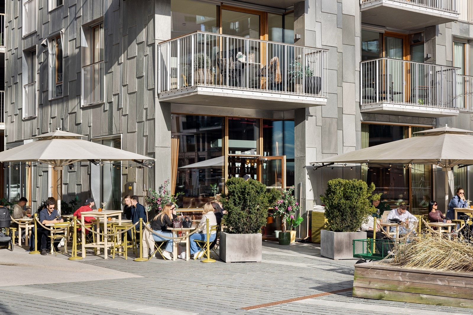 Bjørvika og området begynner å bli et lite gastronomisk maktsenter i Oslo. Her finner man mange nye og spennende spisesteder og barer. Nodee Barcode og Nodee Sky, Vaaghals, Stock og Code er alle spisesteder innen umiddelbar nærhet. Galleribilde