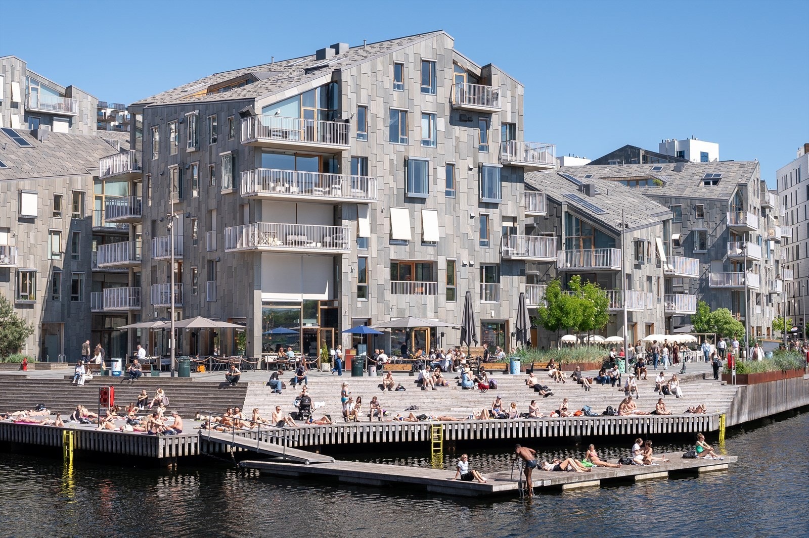 Bryggen har blitt et populært badested, både sommer og vinter. Galleribilde