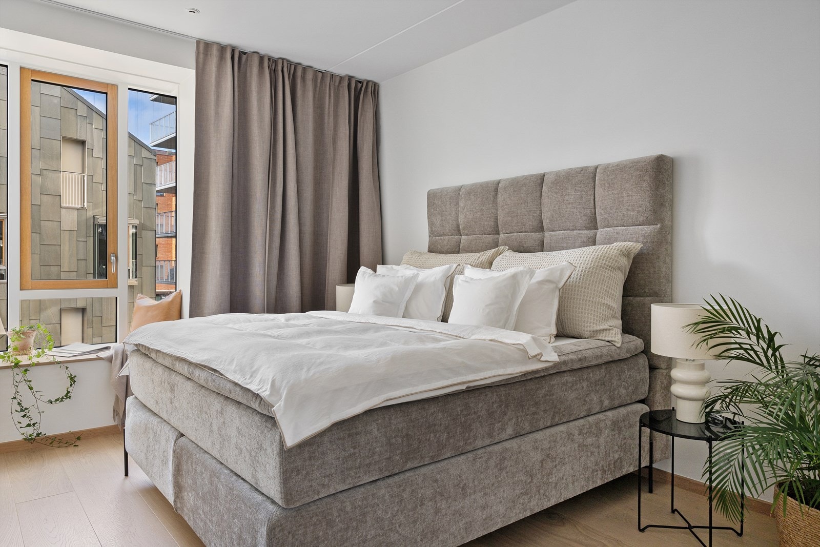 Hovedsoverommet er på hele 15 kvm. Her har du god plass til dobbeltseng og nattbord. Gardinskinnen i taket gir hotellfølelsen hjemme. Galleribilde