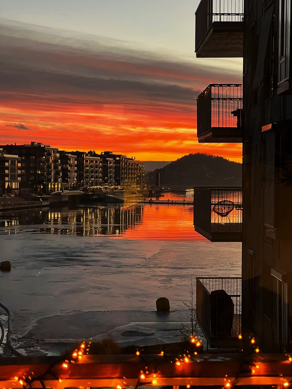 Nyt solnedgangen fra balkongen. Galleribilde