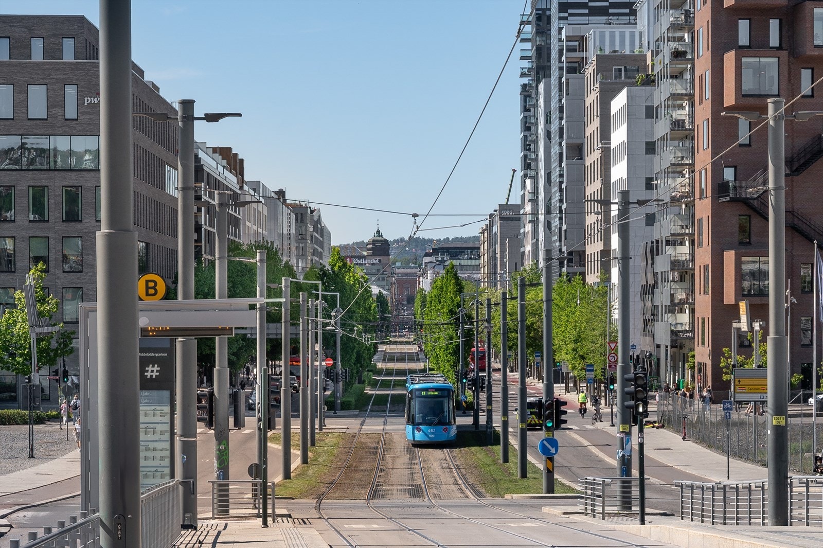 Det er bare noen få minutters gange til Oslo S og bussterminalen. Ellers gode kollektivmuligheter fra Bjørvika med både buss og trikk til alle byens retninger. Galleribilde