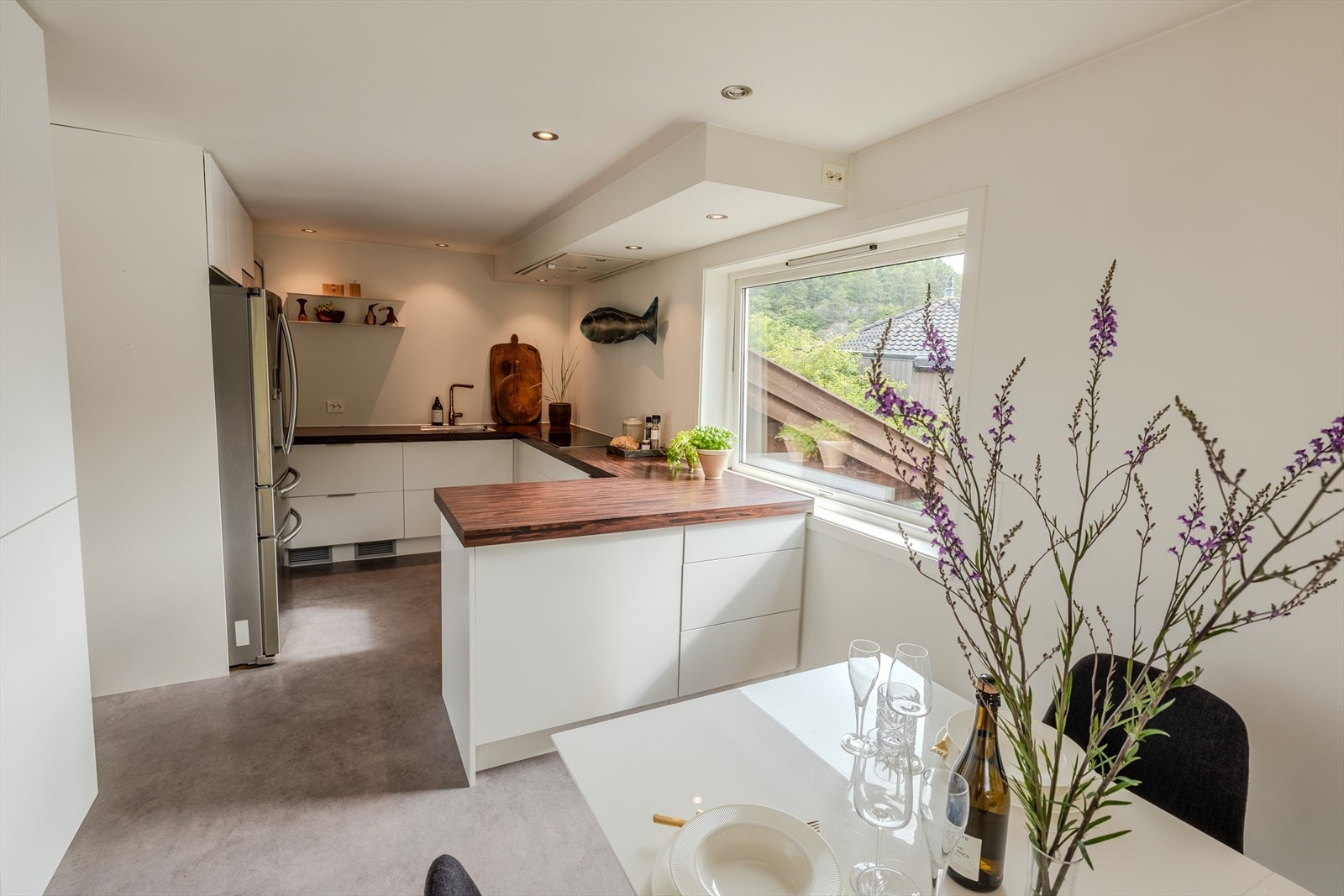 Kjøkken, hovedetasjen - innredning med slette fronter og opplegg til hvitevarer Galleribilde