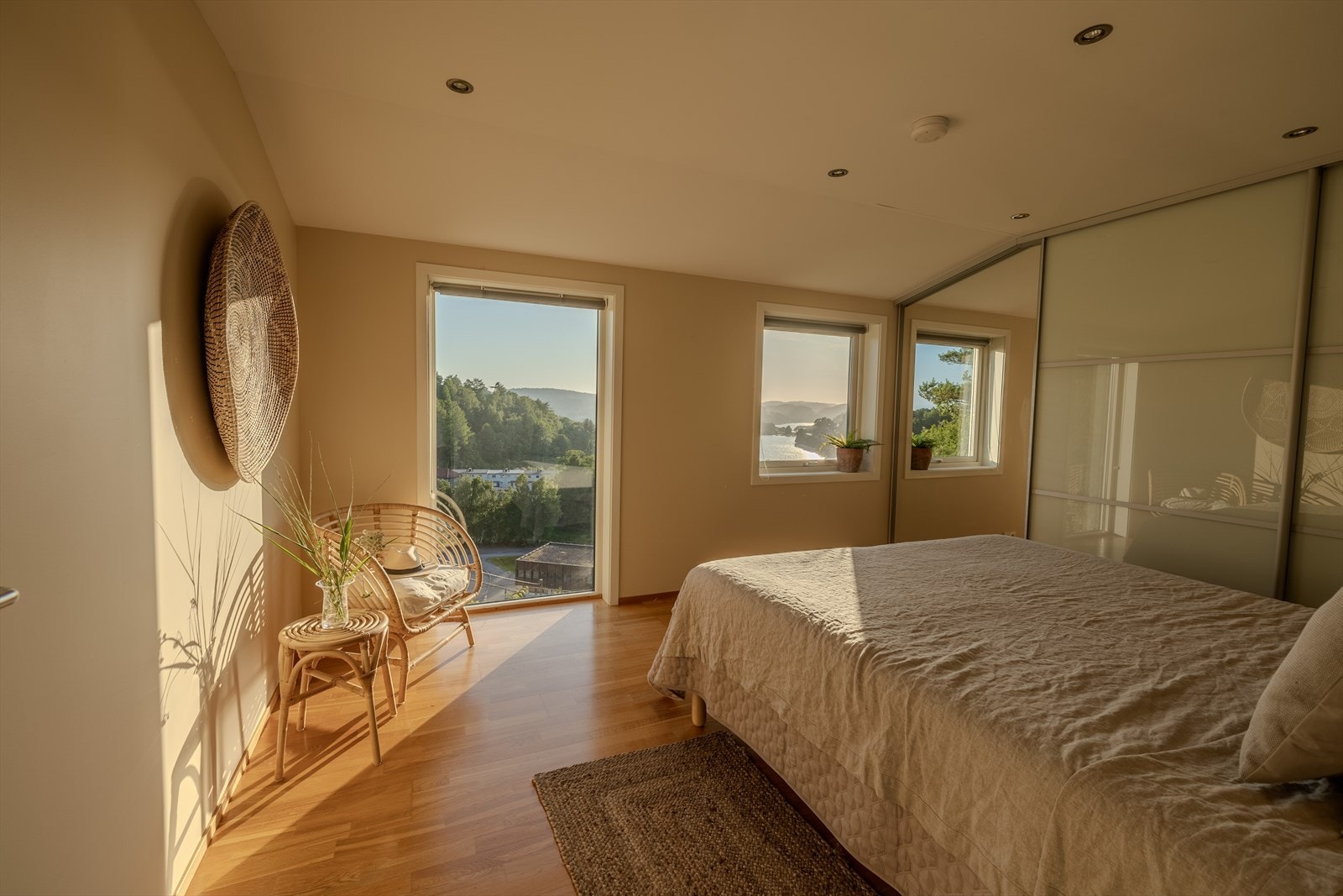 Hovedsoverom, 1 av 4.Flott utsikt mot blant annet Skogsfjorden. Galleribilde