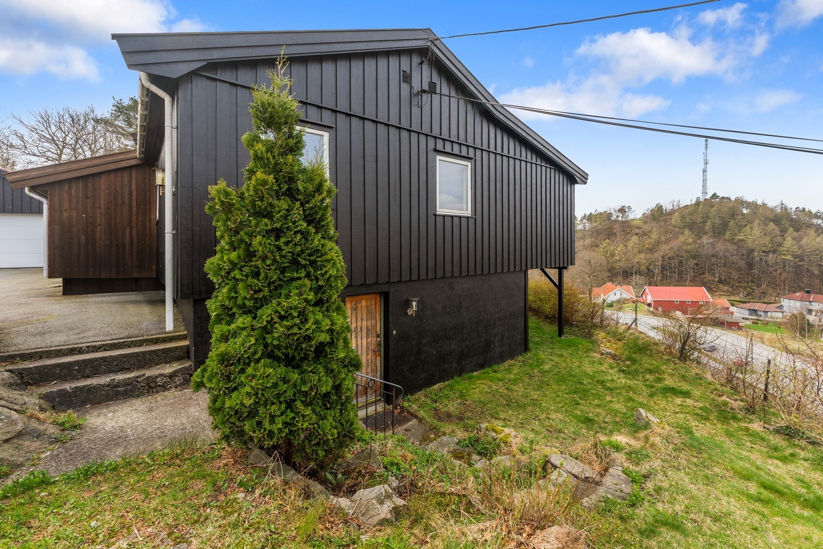 Utleiedelen har egen adkomst og inngang gjennom dør i underetasjen. Galleribilde