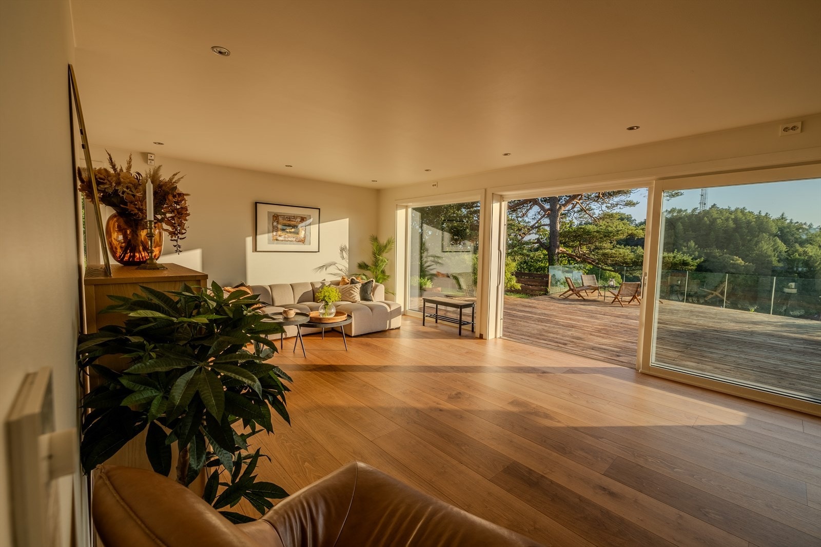 Terrassedør ut til en stor flott vestvendt platting Galleribilde