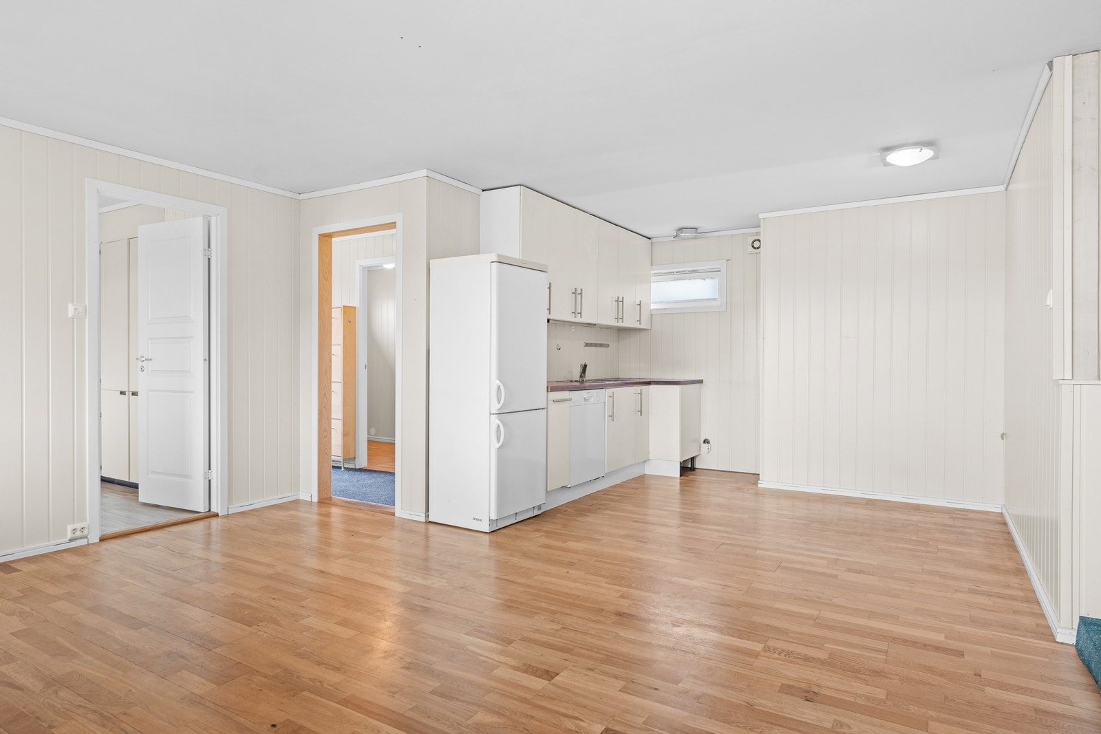 Stue/kjøkken i utleiedelen. Hovedsoverom inn til venstre. Galleribilde