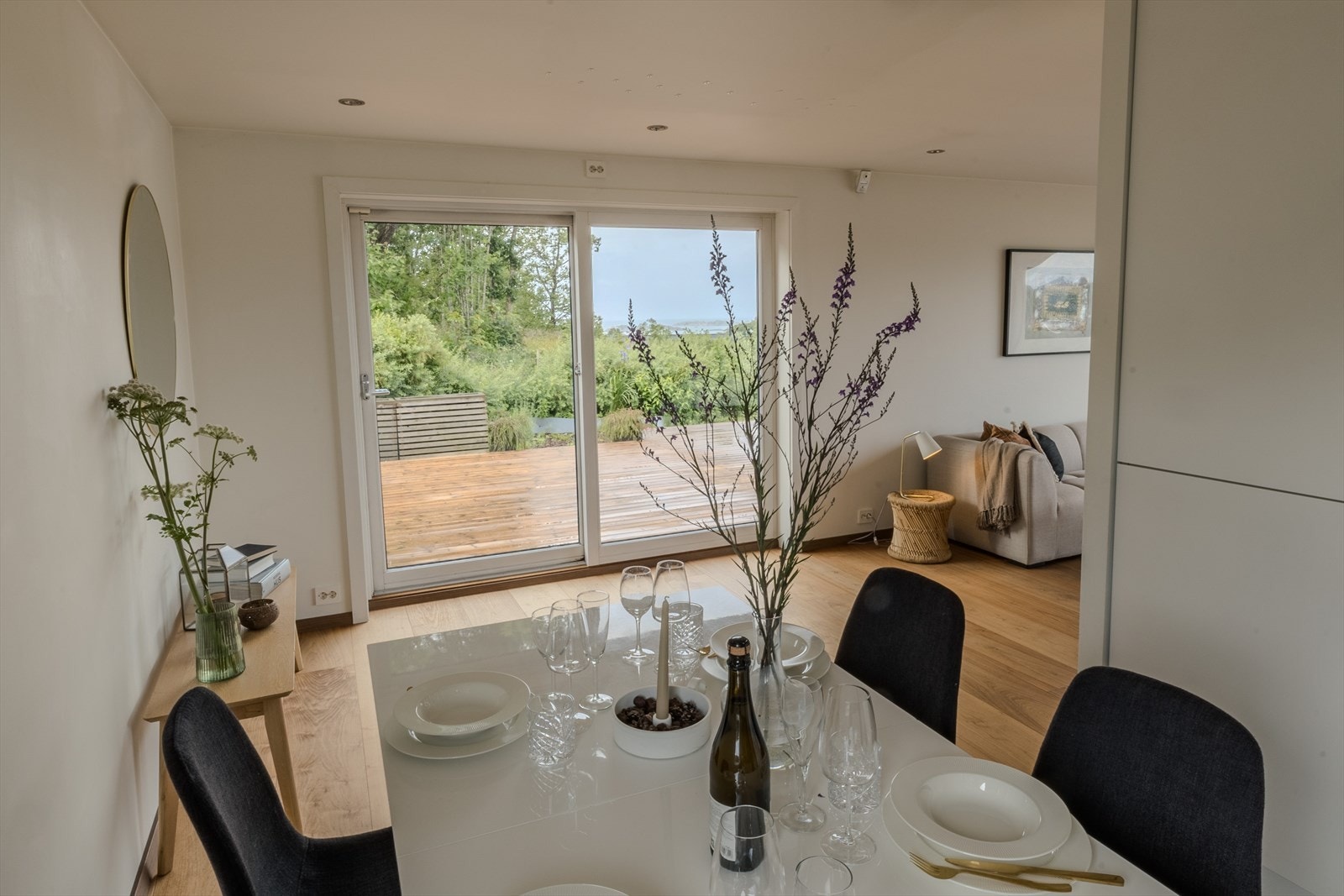 God plassering av spisestue mellom kjøkkenet og stuedelen. Galleribilde