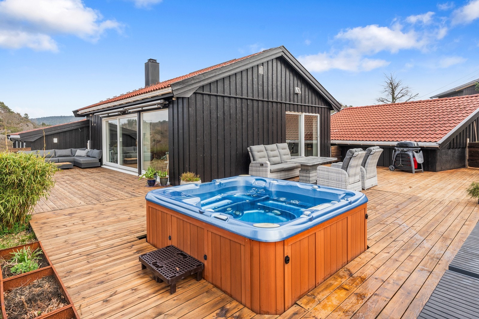 Store, flotte uteområder. Jacuzzi medfølger. Galleribilde