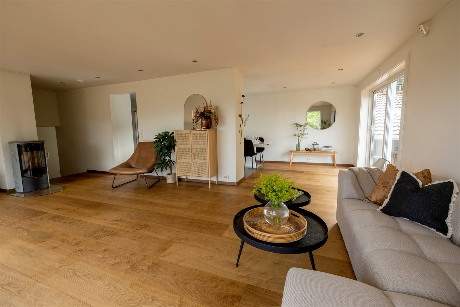 Lys, trivelig og romslig stue med peisovn Galleribilde