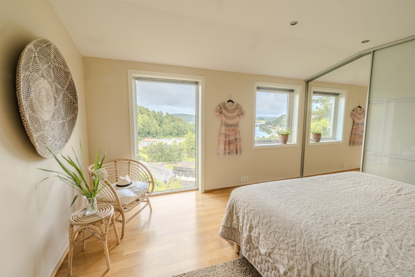 God skyvedørsgarderobe på hovedsoverommet. Galleribilde