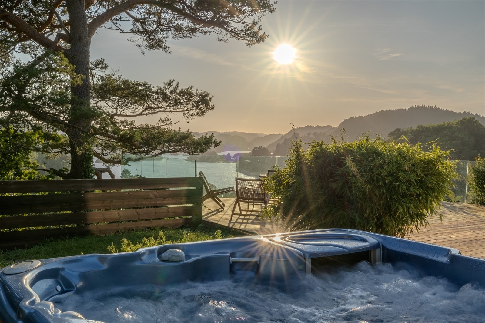 Meget usjenert beliggenhet og utsikt mot sørøst. Tomten grenser til friområde. Se kommentarer i prospektet Galleribilde