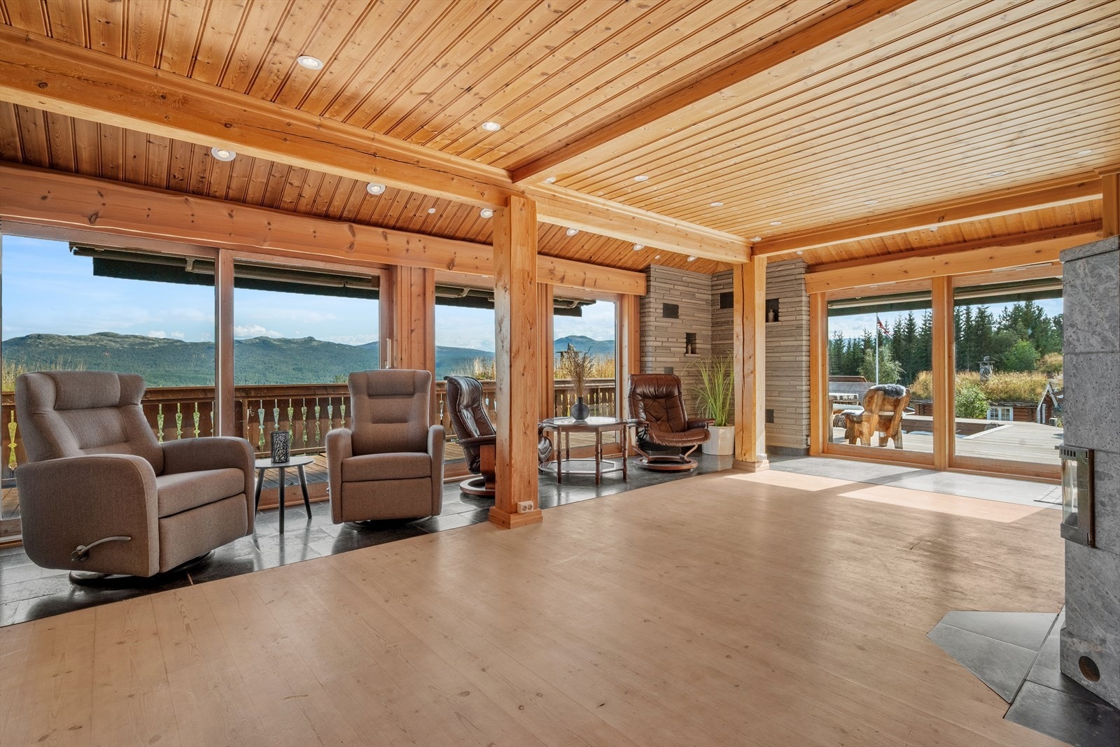 Hovedhytta har to store stuer i 1. etasje, noe som gir ekstra fleksibilitet og god møbleringsfrihet. Galleribilde