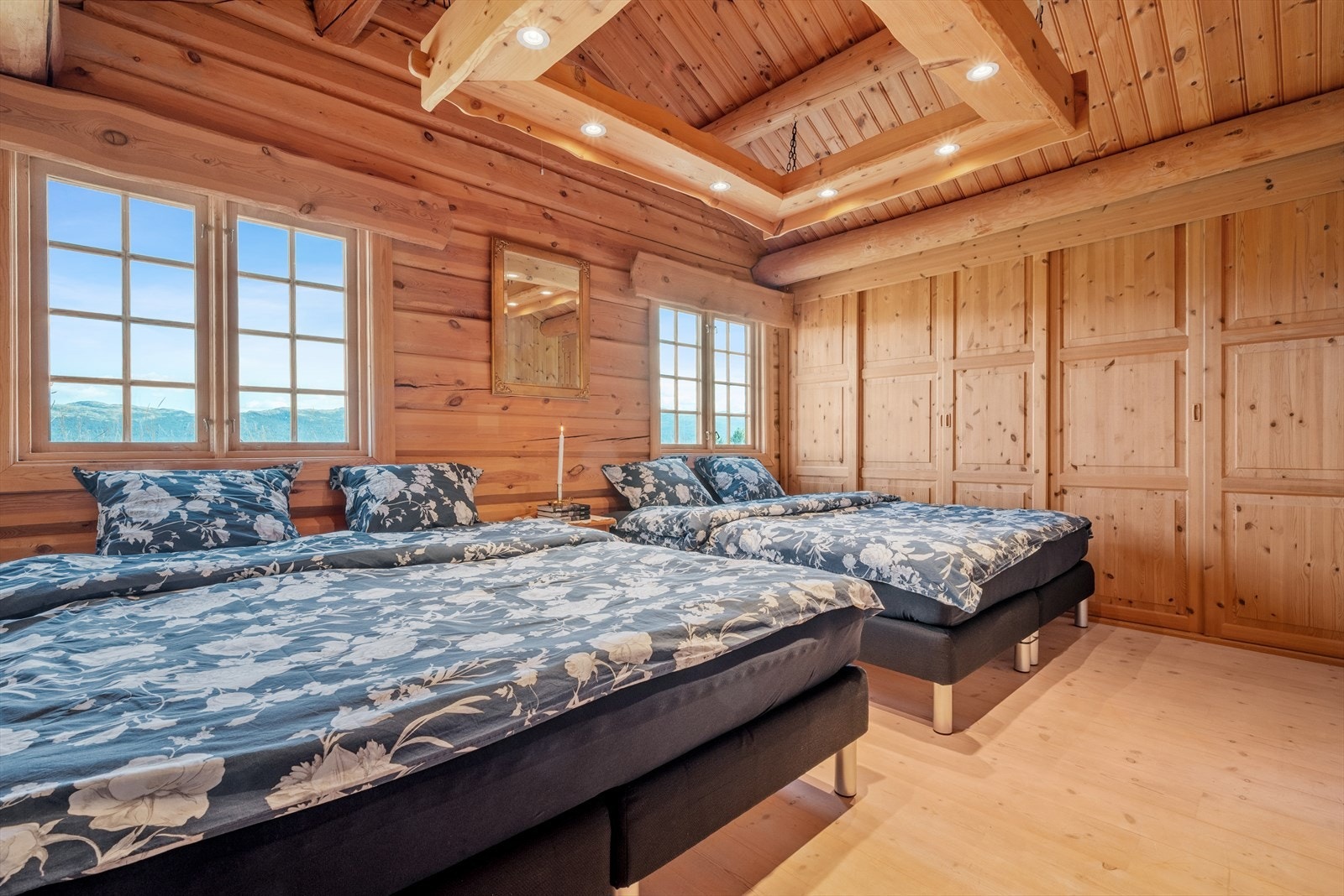 Hovedhytta har tre gode soverom, fordelt med ett i 1. etasje og to i 2. etasje Galleribilde