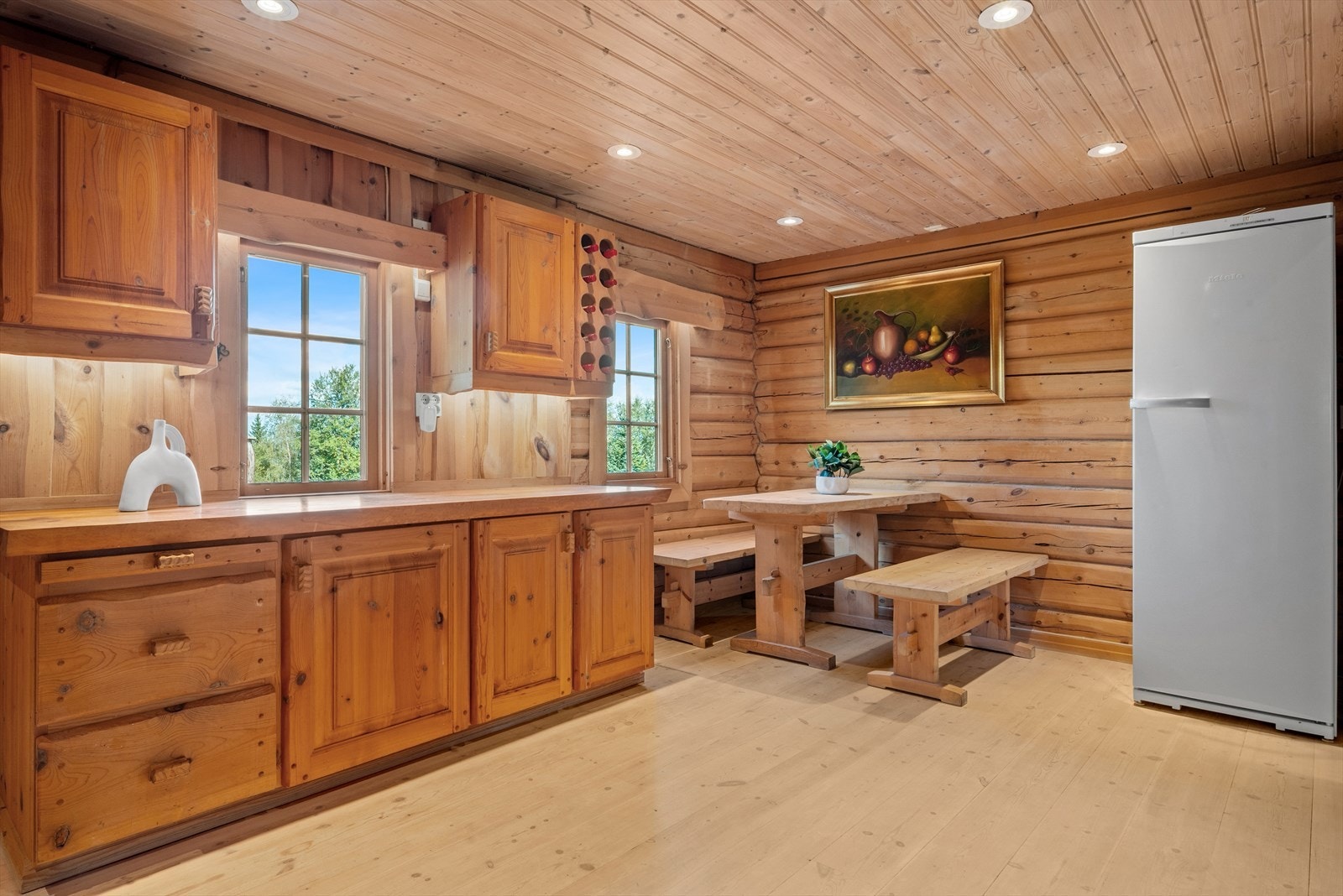 Platetopp og stekeovn er integrert, og kjøkkenet har oppvaskmaskin og en kombinert kjøl/frys. Galleribilde