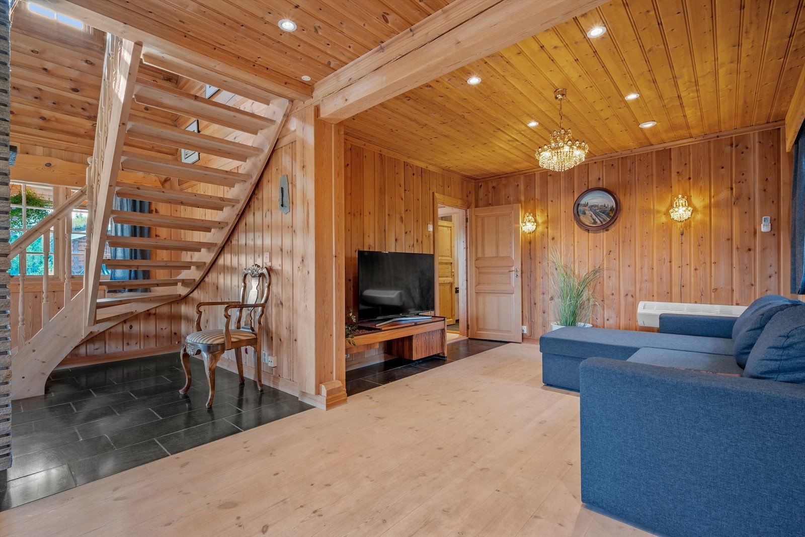 Sofakroken innbyr til rolige stunder, med jevn og behagelig varme fra varmepumpen Galleribilde