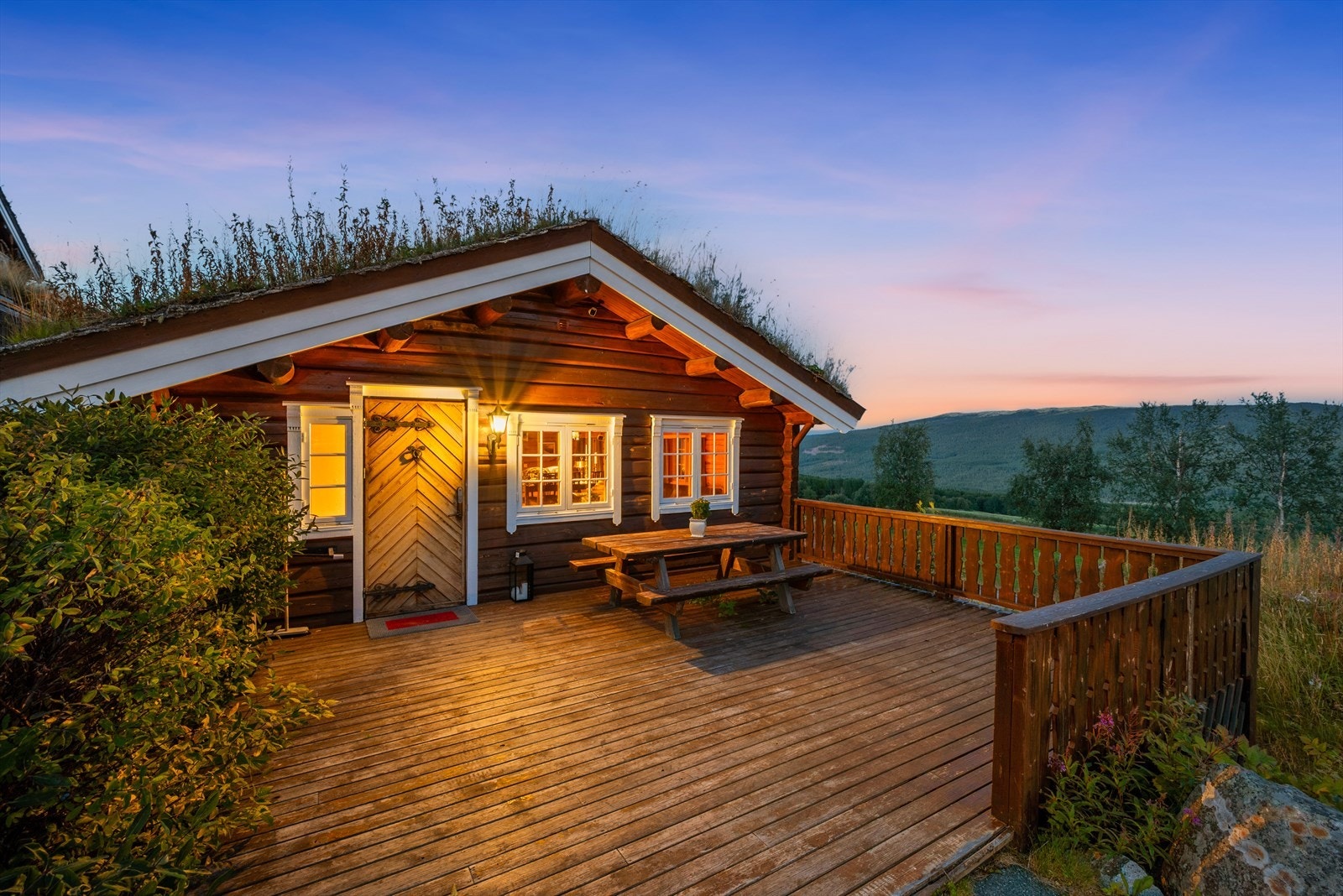 Den andre hytta er registrert som næringsbygg, og består av vindfang, bad, stue, kjøkken og to soverom på hhv. 16 og 9 kvm. Galleribilde