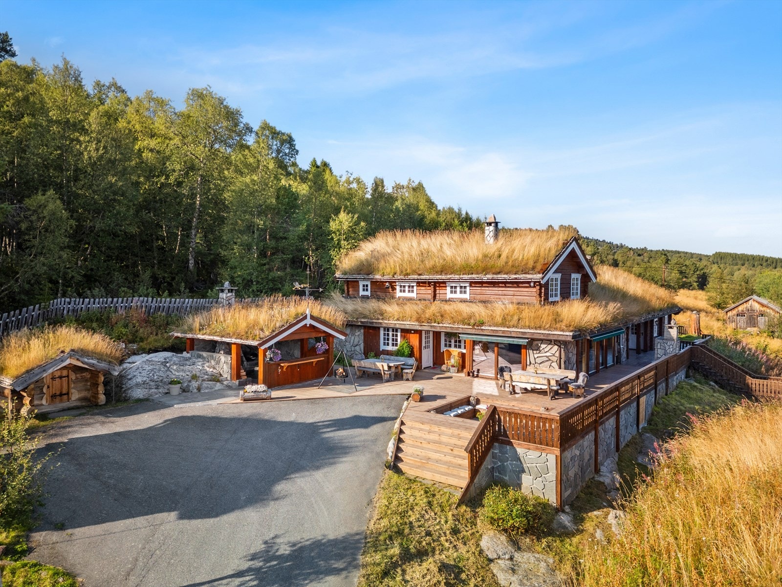 Alle byggene harmonerer godt med omgivelsene, og bindes sammen av en asfaltert innkjørsel og gårdsplass. Galleribilde