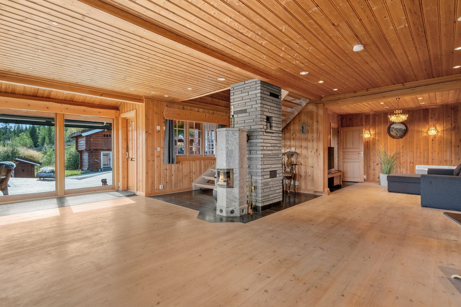 Rommet oppleves som åpent og luftig, med fleksible muligheter for ulike møbleringssoner. Galleribilde