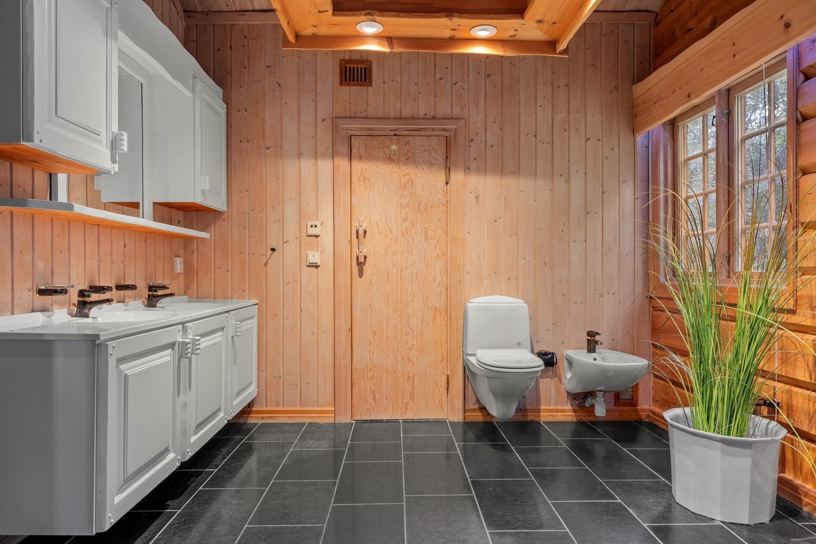 Planløsningen er meget praktisk, med bad i begge etasjer og et eget vaskerom på hovedplanet. Galleribilde